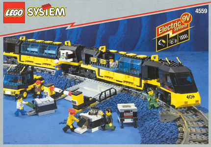 Train Lego wagon grue, avec les briques des boîtes 7898, 4559, 7633 et 7632.