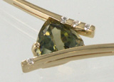 Collier or, diamants et tanzanite.
