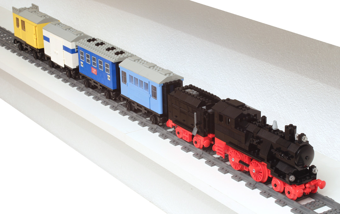 train Lego avec locomotive noire et rouge