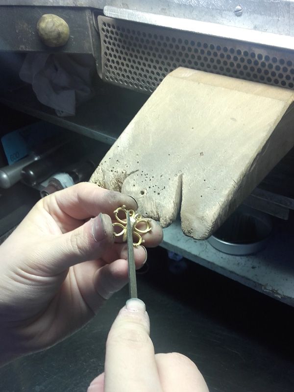fabrication pendentif papillon : limer...