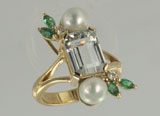 bague or, aigue-marine, perles, émeraudes et diamants.