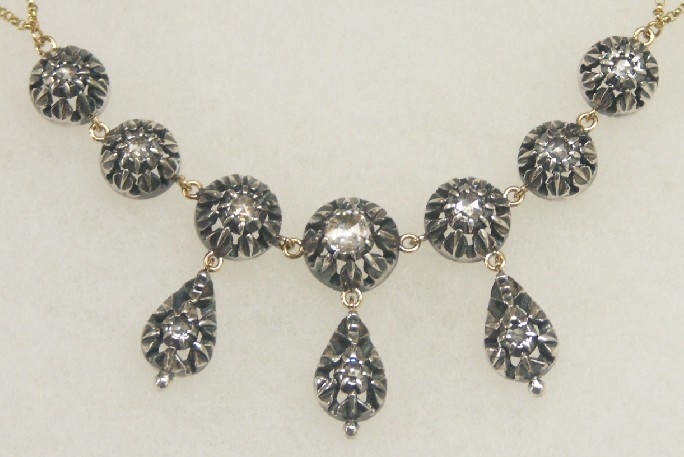 détail collier provençal
