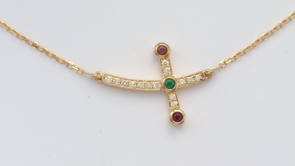 collier croix or et diamants, rubis, émeraude