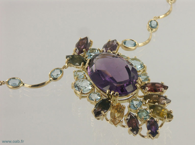 détai motif collier